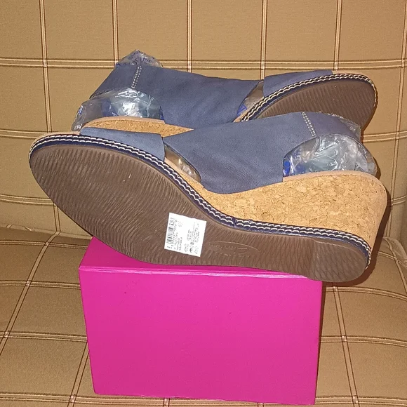 NWOB Clarks Designer Sandals (11) - Picture 5 of 5